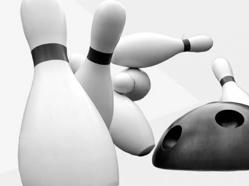 Standbeeld van bowling bal en kegels in Eindhoven in zwart wit