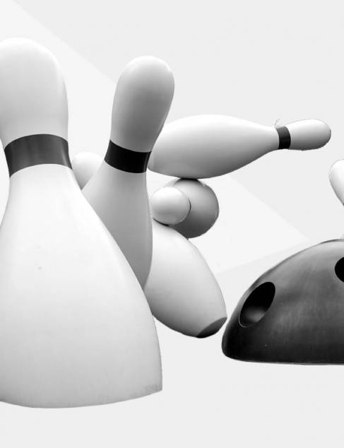 Standbeeld van bowling bal en kegels in Eindhoven in zwart wit