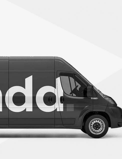 Halve bedrijfsbus van Sandd, zwart wit foto