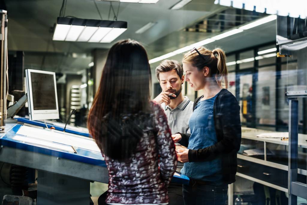 Team samenwerkend aan een opdracht