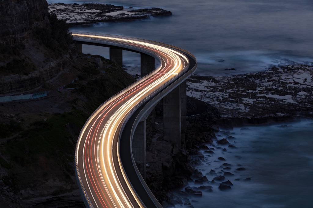 Snel rijdend verkeer op een brug bij de zee