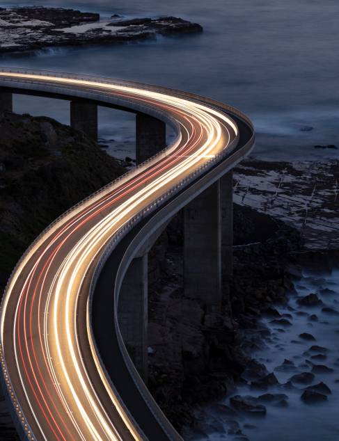 Snel rijdend verkeer op een brug bij de zee