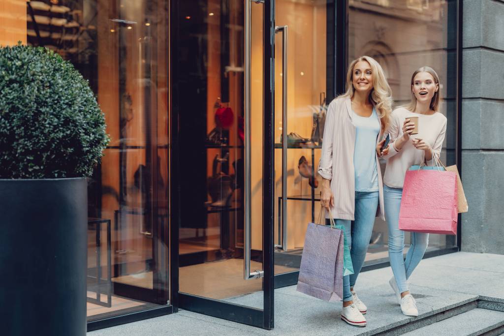 Twee vrouwen die samen aan het winkelen zijn