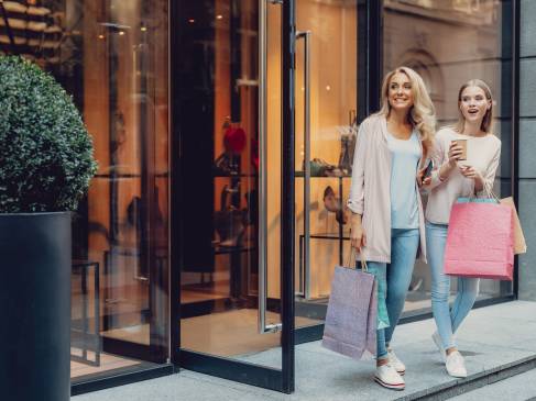 Twee vrouwen die samen aan het winkelen zijn