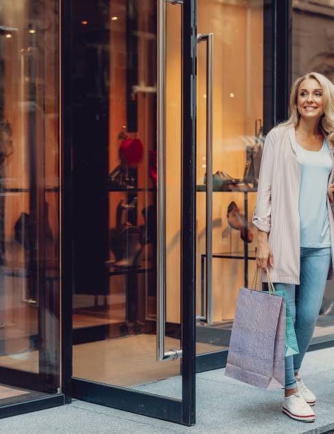 Twee vrouwen die samen aan het winkelen zijn