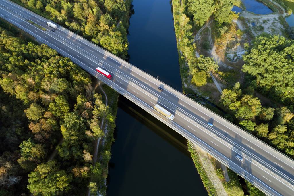 Een snelweg brug over water van bovenaf