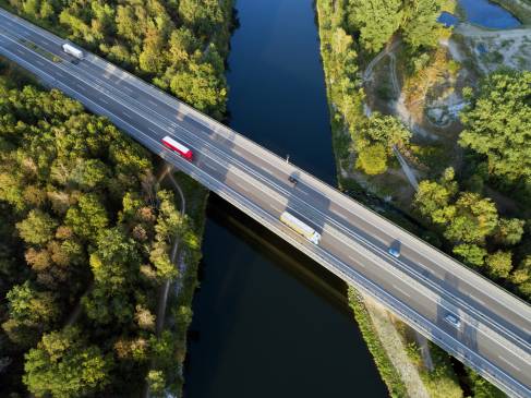 Een snelweg brug over water van bovenaf