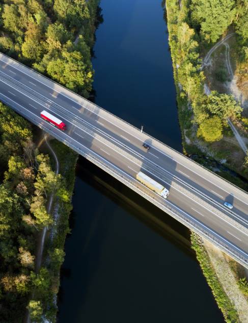 Een snelweg brug over water van bovenaf