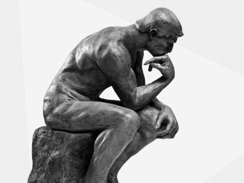 Standbeeld van De Denker van Rodin, zwart wit foto