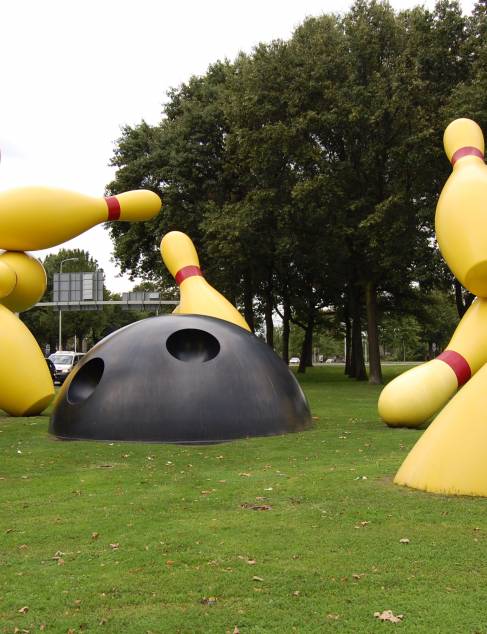 Kunstwerk in Eindhoven van grote gele bowling kegels en een grote zwarte bowling bal