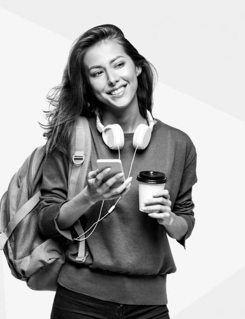 Vrouw met koptelefoon, rugzak, telefoon en koffie, zwart wit foto