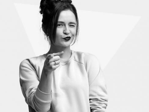 Een knipogende vrouw die naar voren wijst, zwart wit foto
