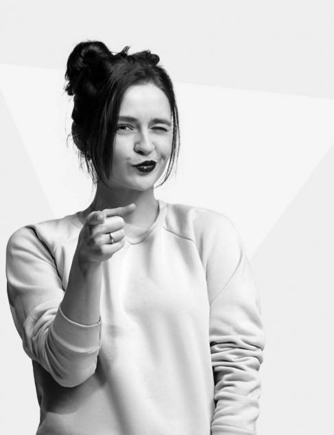 Een knipogende vrouw die naar voren wijst, zwart wit foto