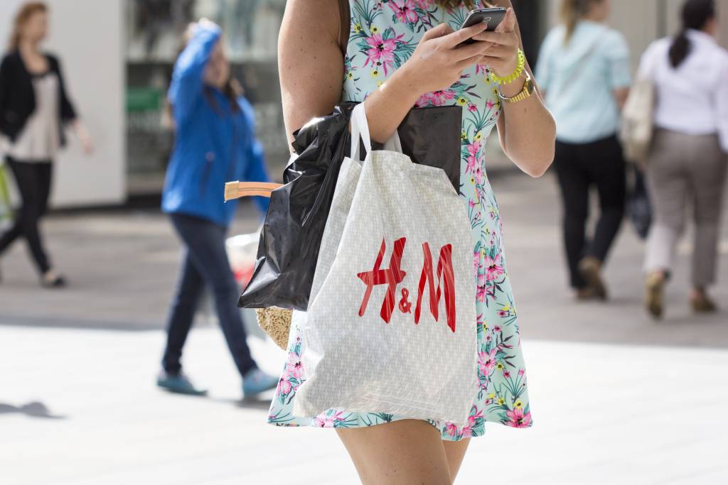 Winkelende vrouw met tas van H&M