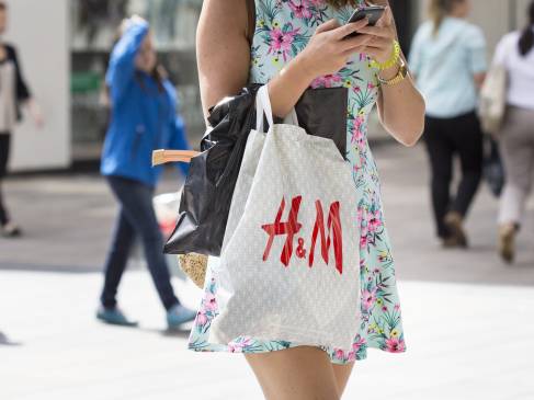 Winkelende vrouw met tas van H&M
