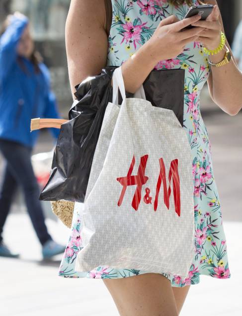 Winkelende vrouw met tas van H&M