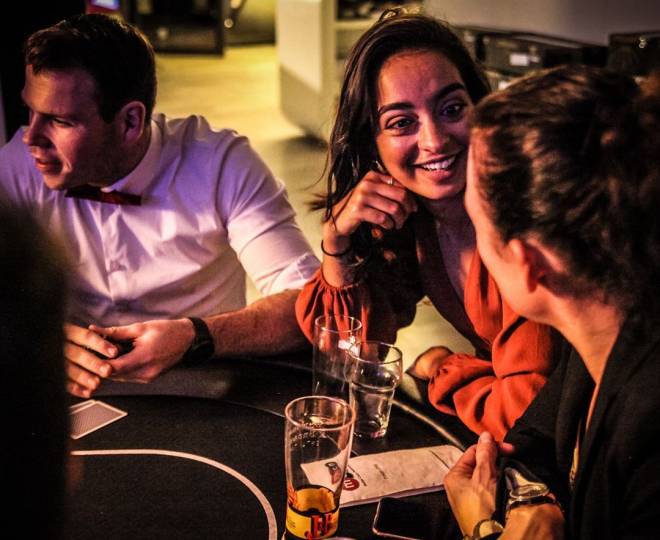 Collega's aan het praten tijdens een borrel van Indicia