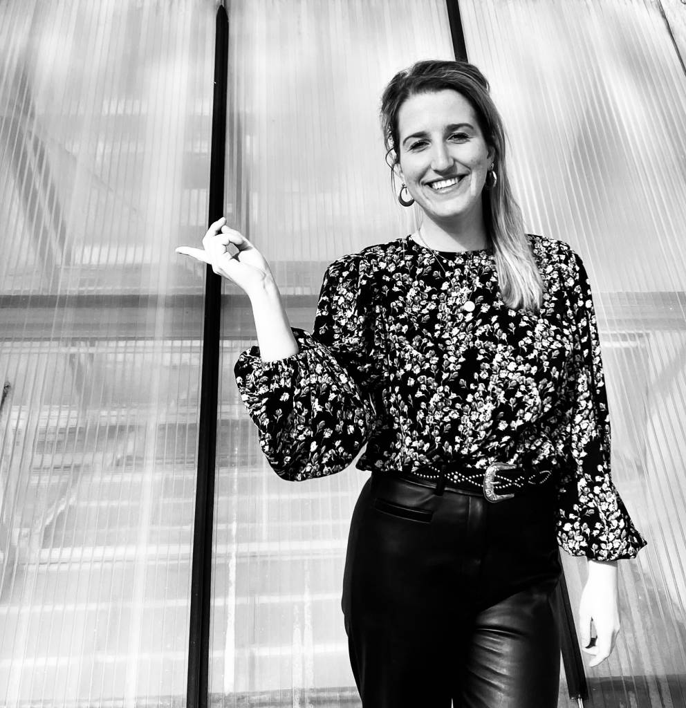Vrouw die wijst naar linksboven