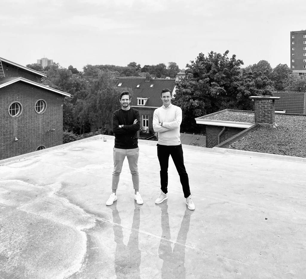 2 mannen op een dak met armen over elkaar