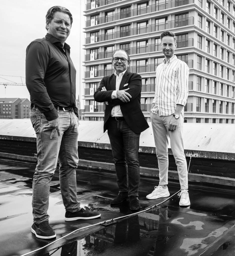 3 mannen op een dak