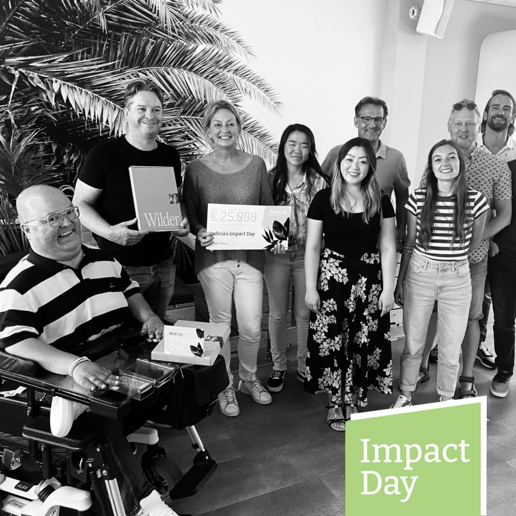 Mensen die staan met een cheque van 25.000 euro door de Impact day van Indicia