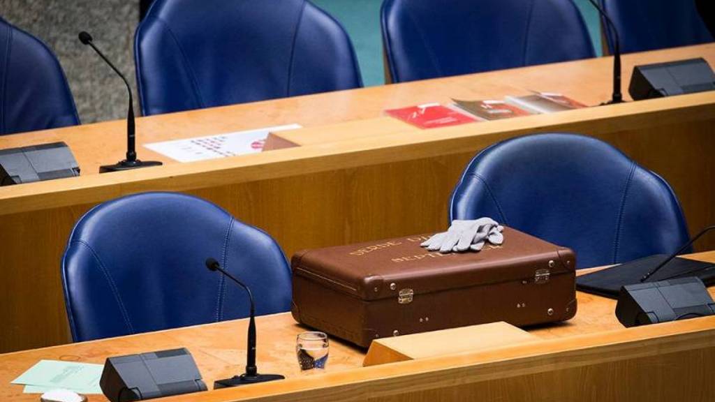 Tweede kamer met koffertje op tafel