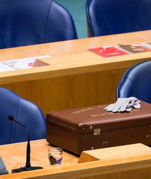 Tweede kamer met koffertje op tafel