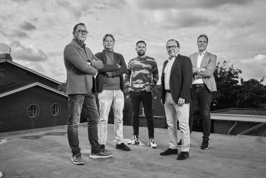5 mannen op een dak